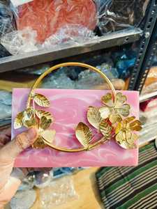 Embragues de resina hechos a medida con asas decorativas de latón y adornos ideales para reventa en tiendas de accesorios de moda - Product Image 3