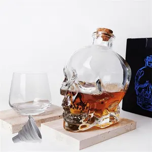 180ml 200ml 400ml 750ml bouteille de whisky brandy de luxe personnalisée bouteille en verre vide crâne de cristal avec bouchon