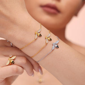 Ensemble tendance pour femme en acier inoxydable plaqué or 18 carats avec pendentif abeille en zircon goutte d'huile, collier, bracelet, bague et boucles d'oreilles - Product Image 3