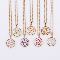 Collier tendance avec pendentif rond en résine fleur séchée, chaîne à maillons en acier inoxydable plaqué or, hypoallergénique, idéal pour cadeau de fête