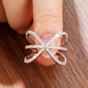 Anello a Linea Incrociata con Design Circolare, Gioiello Elegante e alla Moda per Donne - Product Image 3