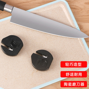Afilador de cuchillos pequeño de cerámica portátil para cocina, herramienta de afilado manual de acero inoxidable de múltiples granos para uso doméstico - Product Image 1