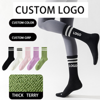 Chaussettes de sport professionnelles antibactériennes respirantes confortables épaisses en tissu éponge pour la course à pied, le saut à la corde, le cyclisme en automne