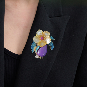 Broche en mica violet en forme de fleur, perles de nacre d'eau douce, plaqué or 18 carats, bijoux vintage pour femmes, cadeau de luxe pour mariage - Product Image 4