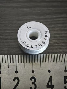 Bobines en polyester blanc de style 70D/2 \ "L \" de haute qualité pour Machines à coudre motif haute ténacité teint en gros - Product Image 2