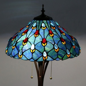 Lampes sur pied doubles LongHuiJing traditionnelles de style Tiffany avec plumes de paon, design en verre coloré de 63 pouces, base en résine multicolore - Product Image 2