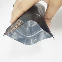 Üç tarafı mühür açılıp kapanabilir koku geçirmez metalik Mylar kilitli siyah holografik alüminyum folyo Zip kilit plastik torba
