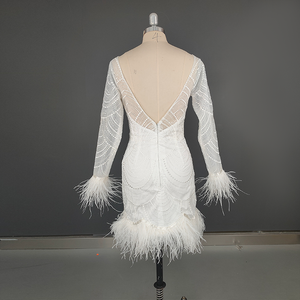 8990 # squisita Appliques Illusion abito da sposa <span class=keywords><strong>corto</strong></span> <span class=keywords><strong>con</strong></span> scollo a schiena bassa <span class=keywords><strong>con</strong></span> piume abito da sposa a manica lunga foto reale - Product Image 2