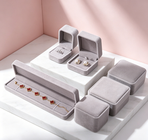 Coffret à bijoux haut de gamme fait main avec tissu en velours gris clair, base rigide, fermeture magnétique, boîte à bagues carrée - Product Image 3