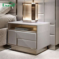 Lit capitonné italien avec tête de lit murale design, ensemble de mobilier de chambre de luxe pour villa avec table de chevet et chaise assortis