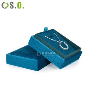Boîte à bagues de mariage en velours de luxe Boîte à bijoux avec couvercle et base Emballage de boîtes à bijoux de qualité supérieure pour colliers et pendentifs - Product Image 1
