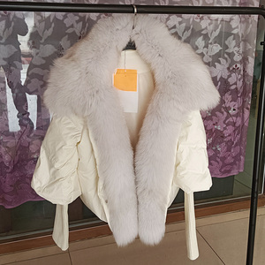 Veste courte d'hiver en duvet d'oie manteau femmes avec col en fourrure de renard et fourrure de raton laveur vente en gros - Product Image 4