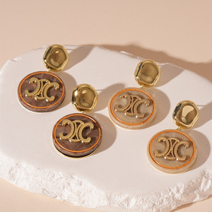 Pendientes de gama alta con temperamento Ins de estilo palaciego francés, pendientes de acero inoxidable con letras Retro chapadas en oro de 18K para mujer - Product Image 2