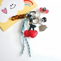 Porte-clés Y2K dés cerises, breloque de sac menottes boule 8, pendentif sac à dos avec sangle tressée à la main, accessoire esthétique vintage