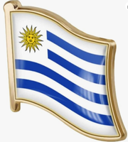 En gros, souvenirs du drapeau ouguandais, ensembles de supporters de football, épingles, bracelets, écharpes, drapeaux de l'Uruguay pour la Journée nationale