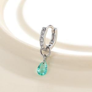 Pendientes de Aro con Circonitas Colgantes de 8mm para Mujer |   Pendiente pequeño tipo Huggie con colgante de cristal en forma de lágrima |   Pendiente de cartílago - Product Image 3