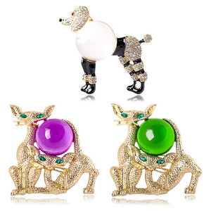 <span class=keywords><strong>Vintage</strong></span> Golden Cat Pussy Kitten Green Glass Azure Stone Ball Crystal Stone Aleación de piedra Pin de pecho Poodle Esmalte Pin para mujeres y hombres - Product Image 1