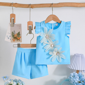 ชุดเสื้อผ้าสองชิ้นสำหรับเด็กผู้หญิง เนื้อผ้านุ่ม ระบายอากาศได้ดี เหมาะสำหรับฤดูร้อน มาพร้อมเสื้อท่อนบนดีไซน์สวยและกางเกงขาสั้นลำลอง - Product Image 1