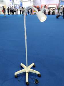 Lampe d'examen médical LED électrique sur pied avec haute luminosité et fixation réglable pour éclairage chirurgical auxiliaire - Product Image 6