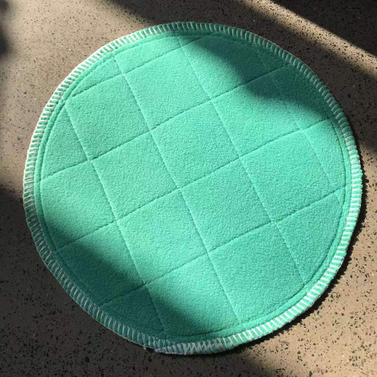 New Shake Fleece Anti slip Anti Overflow Water Absorbing Food Bowl Mat Pet Feeding Mat Meal Mat
