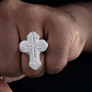 Anillo Hip Hop de diamante Moissanite de alta calidad con base de plata esterlina para uso duradero disponible al mejor precio de la India - Product Image 4