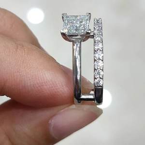 Anillo de compromiso de oro blanco con diamante talla princesa Q530 para mujer, con diamantes laterales de color G natural - Product Image 4