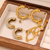 Boucles d'oreilles clous géométriques haut de gamme à texture texturée avec zircon, en acier inoxydable plaqué or et imitation perle, pour femme