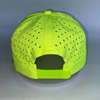 Casquette de baseball respirante à séchage rapide avec logo en patch de caoutchouc perforé au laser jaune néon et broderie latérale pour sports urbains