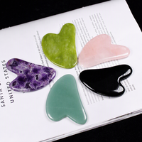 Planche de Gua Sha en cristal naturel poli, masseur facial en forme de cœur, outil de beauté au design minimaliste moderne, bords lisses et arrondis