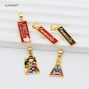 Galerie du patrimoine du Venezuela |   Pendentif en laiton plaqué or 18 carats avec émail, symboles nationaux du Venezuela : carte, drapeau et breloques Simon Bolivar - Product Image 5