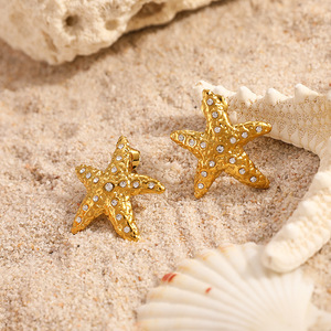 Boucles d'oreilles étoile plaquées or 18 carats avec micro-incrustation de diamants, design étoile de mer, bijoux de mode pour le bureau et la carrière - Product Image 3