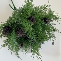 Décoration de Noël transfrontalière : Bouquet de branches artificielles de cèdre et de pin avec baies rouges en mousse plastique, 38 cm, pour intérieur/extérieur