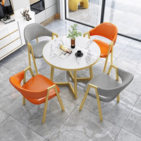 Ensemble de table et de chaises de salle à manger en métal de luxe moderne pour les cafés et les salons de thé