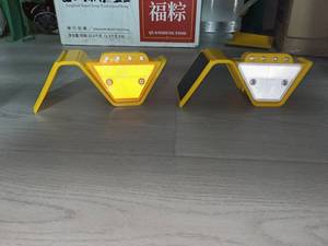 ไฟสะท้อนแสงรั้วกั้นถนนโรดเซฟไทยแลนด์ ไฟ LED พลังงานแสงอาทิตย์มาตรฐาน IP65 รั้วกั้นถนนทรงสี่เหลี่ยมคางหมู เสาไฟสัญญาณจราจรพลังงานแสงอาทิตย์ - Product Image 5