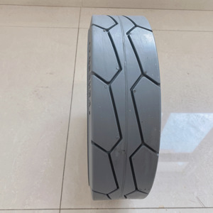 Nuevo producto Kobura: Llanta de fibra de carbono de alta calidad con neumático de caucho para plataformas de trabajo aéreas como elevadores de tijera, más ligeros y resistentes. - Product Image 2