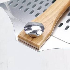 Pala para pizza cuadrada perforada de aluminio con mango de madera de caucho desmontable para hornear en la cocina - Product Image 4