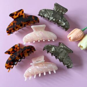 مجموعة مشبك وفرشاة شعر من الأسيتات مخصصة من تشيانجين، فرشاة شعر يدوية الصنع بنمط صدفة السلحفاة، إكسسوارات صديقة للبيئة بالجملة - Product Image 2