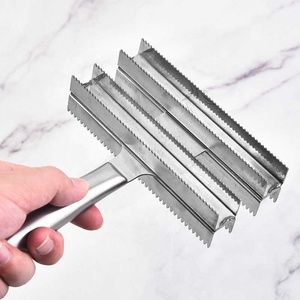 गाय के घोड़े की ऊन सेरेटेड कंघी खरोंच और स्टॉप खुजली की डबल सिर वाली स्थिर आपूर्ति पालतू बिल्ली और कुत्ते के बालों की कंघी दोनों तरफ ब्रश की सफाई - Product Image 5