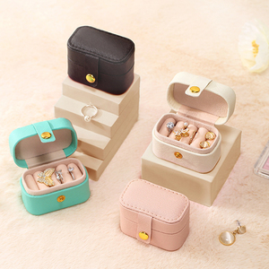 Caja de Joyería de Piel Sintética con Cierre de Broche, Mini, para Viaje, con Logotipo Personalizado, 6*4.5*4cm, para Guardar Aretes, en Oferta - Product Image 1