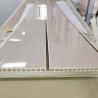 Panneaux muraux en PVC rainurés ignifuges, dalles de plafond avec lignes dorées et argentées intégrées pour hôtel, hôpital, atelier, grille de plafond