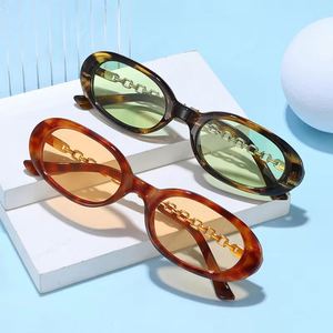 Gafas de Sol Personalizadas con Logotipo 2025, Montura Pequeña, Estilo Punk, para Hombre y Mujer, Protección UV400, Patillas de Cadena Metálica, Forma Ovalada - Product Image 3