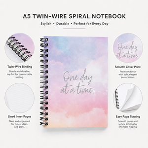 Quaderno <span class=keywords><strong>a</strong></span> <span class=keywords><strong>Spirale</strong></span> A5 Personalizzato con Logo Stampato in Argento e Citazione Ispirazionale 'Una Giornata alla Volta', 80 Fogli, Diario di Scrittura per Regalo - Product Image 3