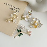 Bros Camellia Elegan untuk Wanita, Bros Bunga Gaya Baru, Aksesori Cheongsam, Pin Mewah dan Elegan untuk Mantel
