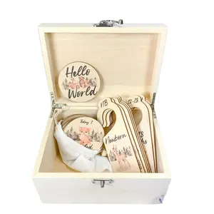林地动物主题婴儿纪念品盒，带里程碑卡和婴儿托儿所壁橱隔板