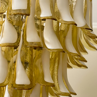 Lustre en verre soufflé à la main, style médiéval français, dégradé blanc à ambre, avec structure en fer plaqué et pendentifs en pétales superposés, idéal pour hall d'escalier de villa