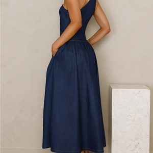 Robe midi en jean asymétrique pour femme, taille haute, coupe tendance avec détails de coutures, idéale pour l'été et les soirées décontractées - Product Image 4