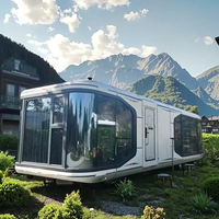 Capsule spatiale préfabriquée moderne pour l'extérieur, idéale pour les écoles, les hôtels, et les tentes mobiles – Design graphique inclus