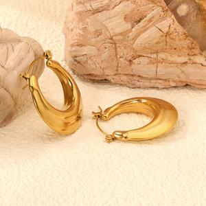 Pendientes de Aro en Forma de U Sencillos al por Mayor con MOQ Bajo, Joyería de Acero Inoxidable Impermeable, Chapado en Oro de 18K PVD, Pendientes para Mujer - Product Image 3