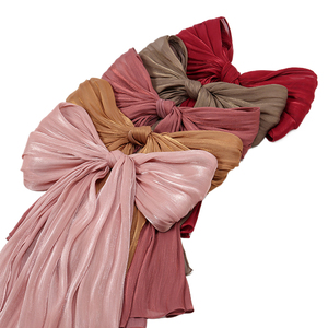 2024 vendita calda scialli di raso <span class=keywords><strong>barlume</strong></span> sciarpa estiva musulmana Hijab nuova moda Giselle Crepe raso seta Hijab in stock - Product Image 1