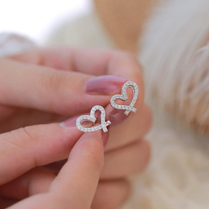 Orecchini a perno classici in lega a forma di cuore per donna, alla moda, a forma di amore, regalo per feste e uso quotidiano - Product Image 1